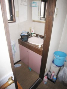 吹き抜け天井に木の梁で作ったオリジナル照明